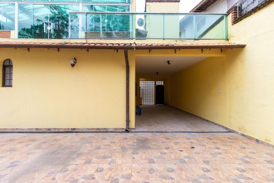 Quintal e garagem de casa para alugar com 5 quartos, 450m² em Jardim Barbacena, Cotia