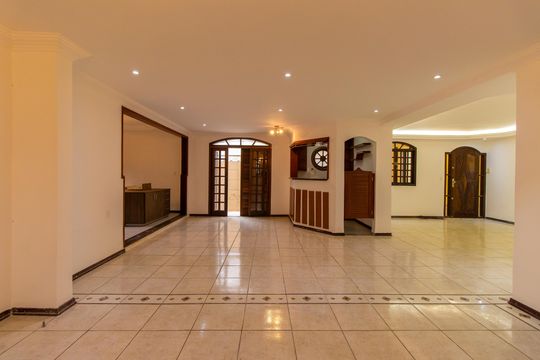 Casa para alugar com 5 quartos, 450m² em Jardim Barbacena, Cotia