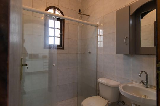 Banheiro de serviço de casa para alugar com 5 quartos, 450m² em Jardim Barbacena, Cotia