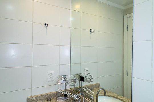 Banheiro de apartamento para alugar com 1 quarto, 45m² em Santo Amaro, São Paulo