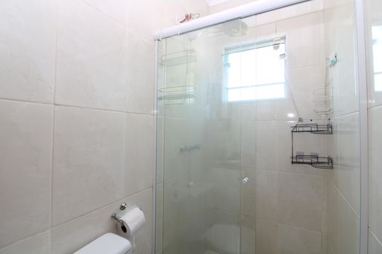 Banheiro da Suíte 1 de casa de condomínio à venda com 2 quartos, 68m² em Parque Boturussu, São Paulo