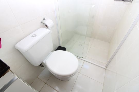 Banheiro da Suíte 1 de casa de condomínio à venda com 2 quartos, 68m² em Parque Boturussu, São Paulo