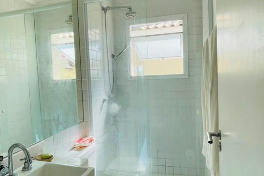 Banheiro suíte  de casa de condomínio para alugar com 4 quartos, 214m² em Jardim Barbacena, Cotia