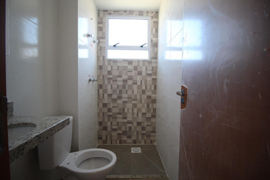 Banheiro de apartamento à venda com 2 quartos, 48m² em Jardim Itu, Porto Alegre