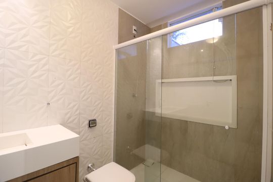 Banheiro do Quarto 1 de casa para alugar com 3 quartos, 360m² em Daniel Fonseca, Uberlândia