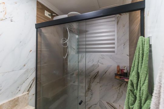 Banheiro da Suíte de apartamento para alugar com 2 quartos, 55m² em Vila Mogilar, Mogi das Cruzes