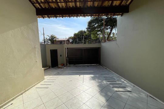 Garagem de casa para alugar com 4 quartos, 351m² em Jardim Jussara, São Paulo