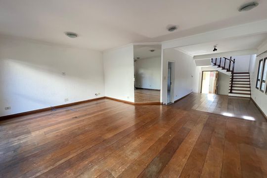 Casa para alugar com 4 quartos, 351m² em Jardim Jussara, São Paulo