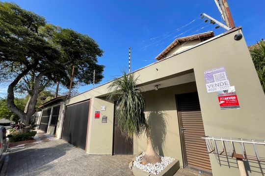 Fachada com Plaquinha - SMNC-1072 de casa para alugar com 4 quartos, 351m² em Jardim Jussara, São Paulo
