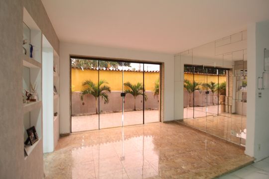 Sala de casa para alugar com 4 quartos, 340m² em Taquara, Rio de Janeiro