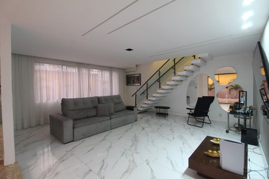 Casa para alugar com 4 quartos, 340m² em Taquara, Rio de Janeiro