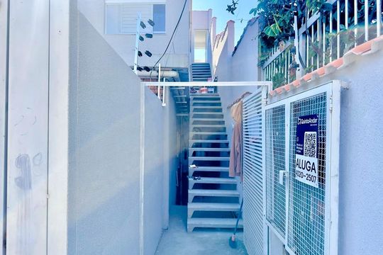 Placa instalada na fachada do imóvel  de apartamento para alugar com 2 quartos, 57m² em Jardim Santa Mena, Guarulhos