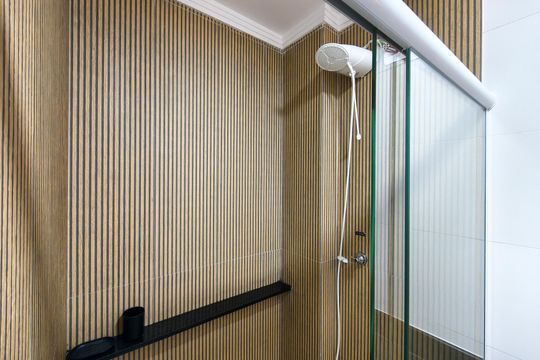 Banheiro da Suíte 1 de apartamento para alugar com 2 quartos, 83m² em Maracanã, Praia Grande
