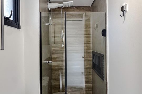 Banheiro de kitnet/studio para alugar com 1 quarto, 38m² em Vila Invernada, São Paulo