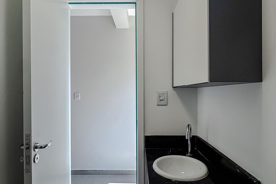 Banheiro de kitnet/studio para alugar com 1 quarto, 38m² em Vila Invernada, São Paulo