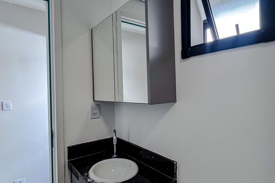 Banheiro de kitnet/studio para alugar com 1 quarto, 38m² em Vila Invernada, São Paulo