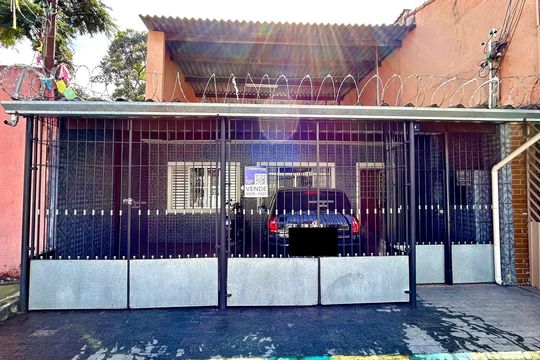 Placa instalada na fachada do imóvel de casa à venda com 2 quartos, 133m² em Jardim Kawamoto, Guarulhos