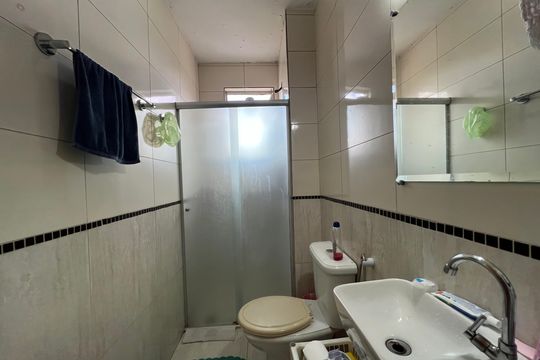 Banheiro social de apartamento à venda com 3 quartos, 74m² em Califórnia, Belo Horizonte