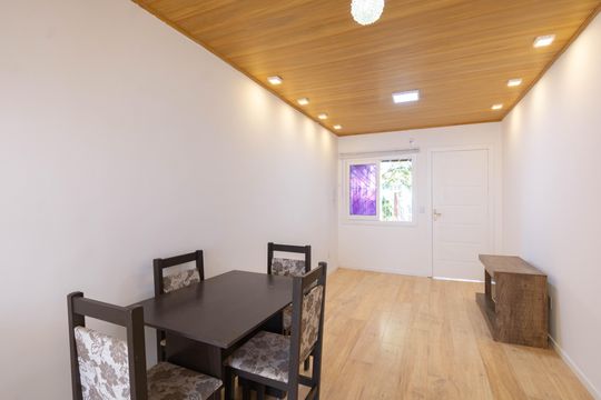 Casa à venda com 2 quartos, 77m² em Guajuviras, Canoas