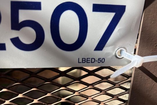 Plaquinha Instalada código LBED-50 de apartamento para alugar com 3 quartos, 123m² em Auxiliadora, Porto Alegre