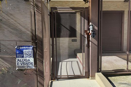 Plaquinha Instalada código LBED-50 de apartamento para alugar com 3 quartos, 123m² em Auxiliadora, Porto Alegre