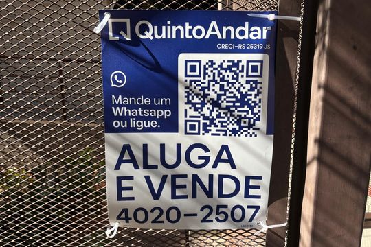 Plaquinha Instalada código LBED-50 de apartamento para alugar com 3 quartos, 123m² em Auxiliadora, Porto Alegre