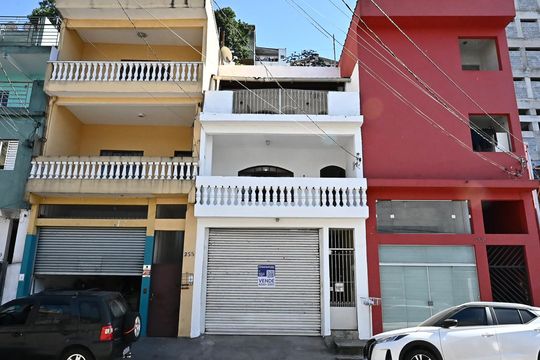 Fachada de casa para alugar com 3 quartos, 220m² em Jardim Maria Rosa, Taboão da Serra