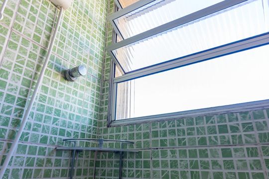 Banheiro de apartamento para alugar com 2 quartos, 59m² em Piratininga, Osasco