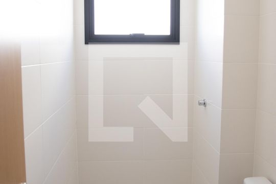 Banheiro da Suíte de apartamento para alugar com 2 quartos, 64m² em Setor Crimeia Oeste, Goiânia