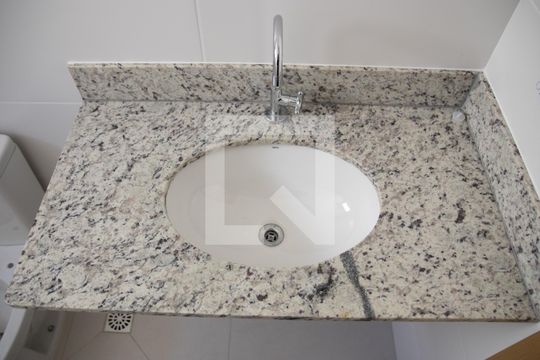Banheiro da Suíte de apartamento para alugar com 2 quartos, 64m² em Setor Crimeia Oeste, Goiânia