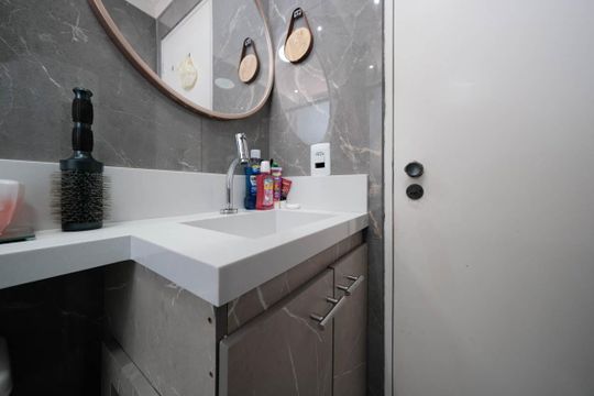 Banheiro de apartamento à venda com 2 quartos, 55m² em Vila Marieta, São Paulo