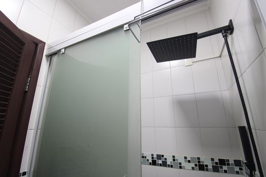 Banheiro social de casa de condomínio à venda com 5 quartos, 340m² em Tanque, Rio de Janeiro