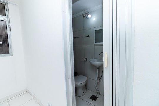 Banheiro de kitnet/studio à venda com 1 quarto, 22m² em Água Branca, São Paulo