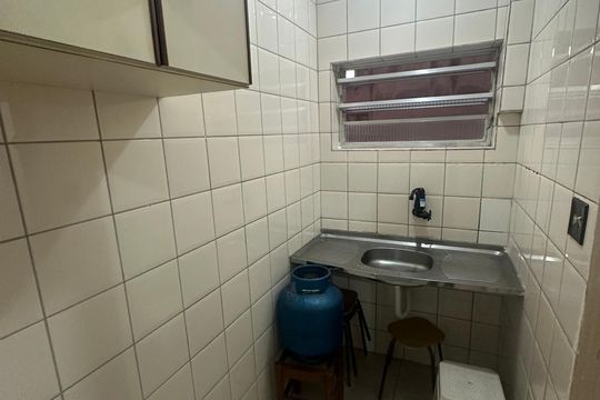 Cozinha de apartamento para alugar com 1 quarto, 29m² em Centro, São Vicente
