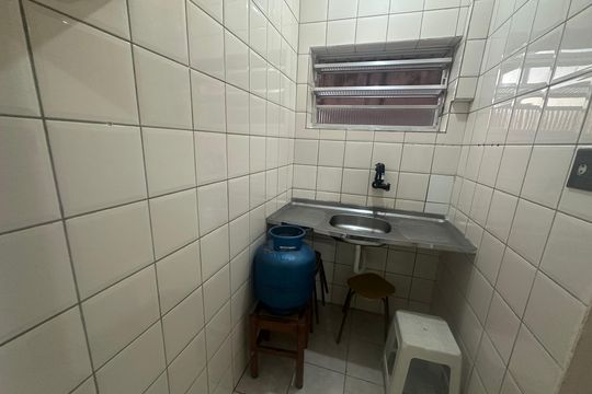 Cozinha de apartamento para alugar com 1 quarto, 29m² em Centro, São Vicente
