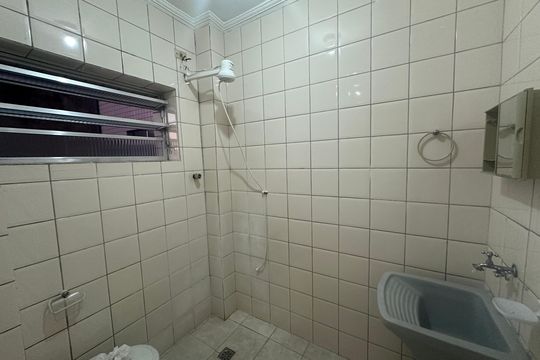 Banheiro de apartamento para alugar com 1 quarto, 29m² em Centro, São Vicente