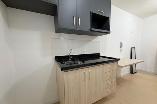Cozinha de kitnet/studio para alugar com 1 quarto, 18m² em Ferreira, São Paulo