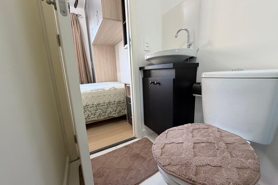 Banheiro de kitnet/studio para alugar com 1 quarto, 18m² em Ferreira, São Paulo