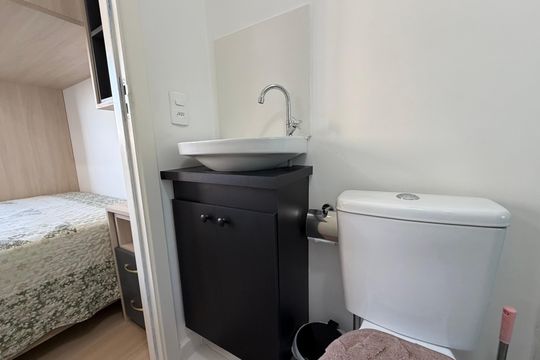 Banheiro de kitnet/studio para alugar com 1 quarto, 18m² em Ferreira, São Paulo