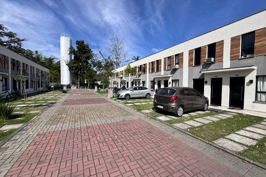 Fachada de casa de condomínio para alugar com 2 quartos, 84m² em Vargem Grande, Rio de Janeiro