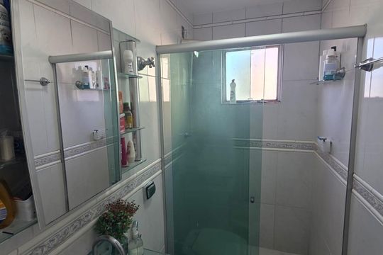 Banheiro de apartamento à venda com 2 quartos, 48m² em Nova Floresta, Belo Horizonte