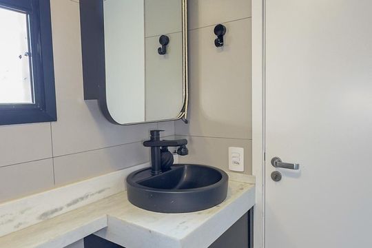 Banheiro de kitnet/studio para alugar com 1 quarto, 31m² em Santo Amaro, São Paulo