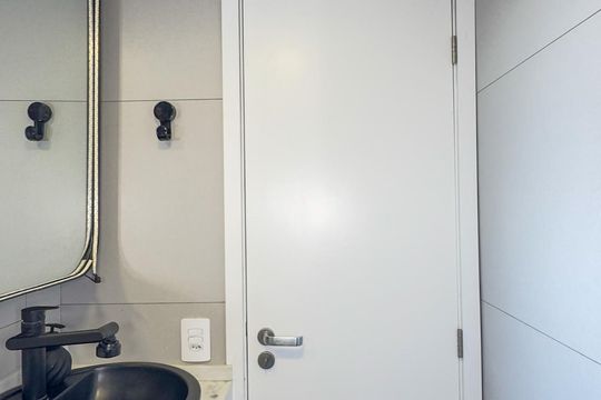 Banheiro de kitnet/studio para alugar com 1 quarto, 31m² em Santo Amaro, São Paulo