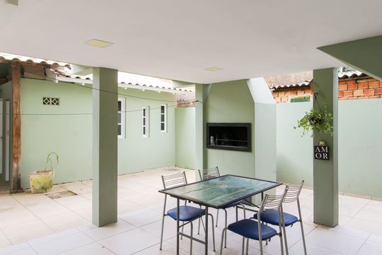 Área externa de casa à venda com 2 quartos, 149m² em Niterói, Canoas