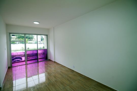 Sala de apartamento à venda com 2 quartos, 56m² em Vaz Lobo, Rio de Janeiro