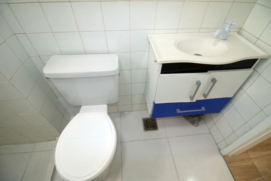 Banheiro de apartamento à venda com 2 quartos, 56m² em Vaz Lobo, Rio de Janeiro