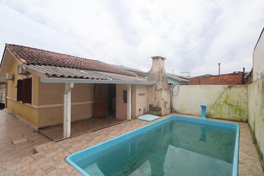 Área externa de casa à venda com 2 quartos, 80m² em São José, Canoas