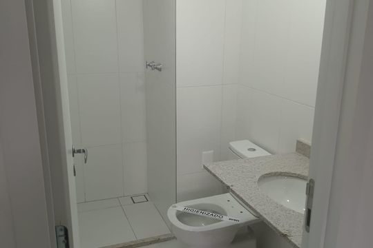 Banheiro de kitnet/studio para alugar com 1 quarto, 28m² em Jardim das Acacias, São Paulo