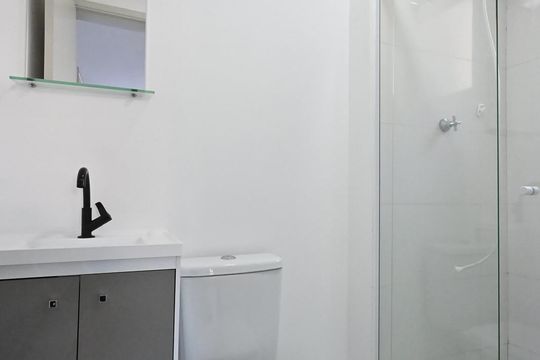 Banheiro de kitnet/studio para alugar com 1 quarto, 20m² em Ferreira, São Paulo