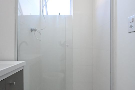 Banheiro de kitnet/studio para alugar com 1 quarto, 20m² em Ferreira, São Paulo